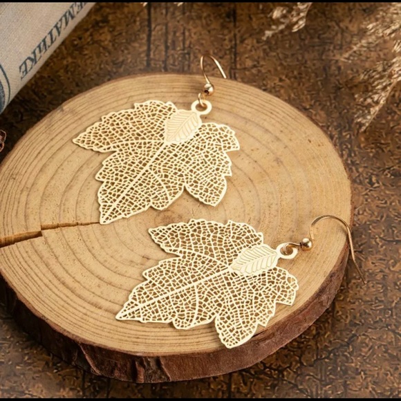 FREE SHIPPING *NEW Gold color Leaf Earrings. - Picture 3 of 3